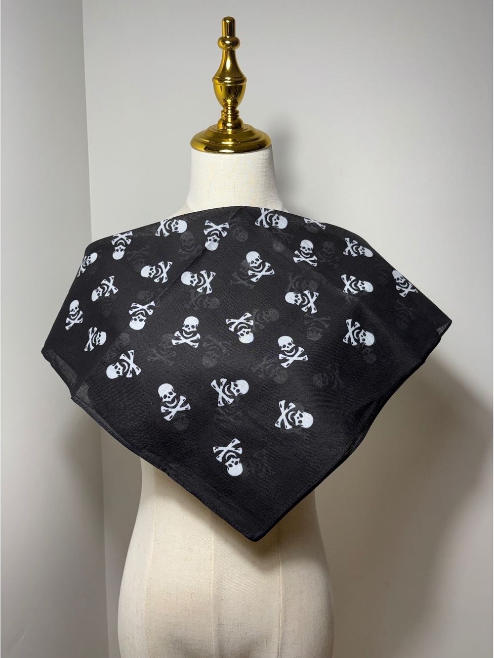 Black Skull and Crossbones Lightweight Scarf - New Without Tags - Picture 2 of 3